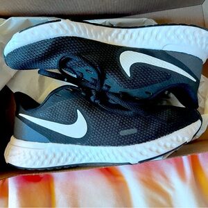 Women’s Nike Revolution 5 SIZE 6.  Athletic shoes